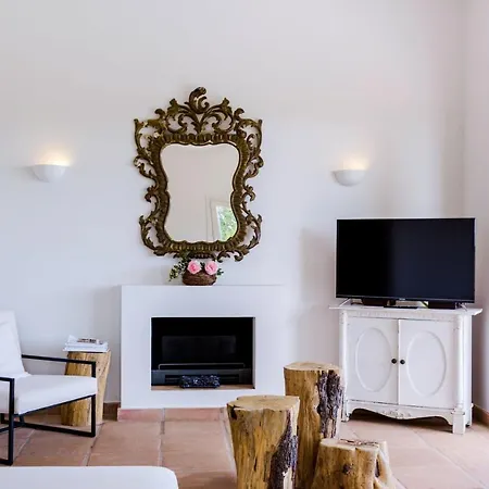 Spacious With Pool And Sea View In וילה