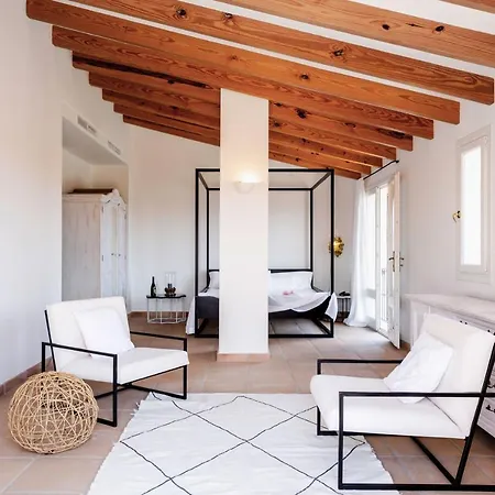 Spacious With Pool And Sea View In