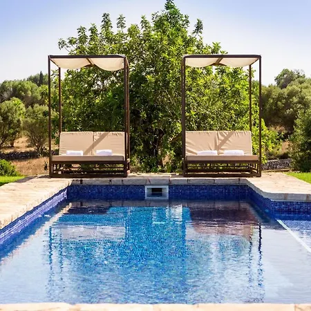 Spacious With Pool And Sea View In
