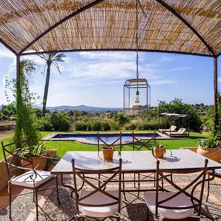 Spacious With Pool And Sea View In