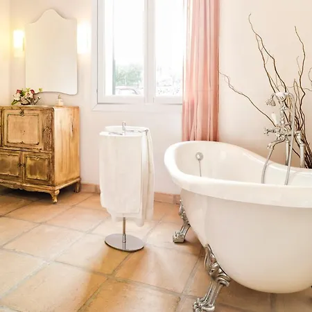 Spacious With Pool And Sea View In