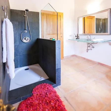 Spacious With Pool And Sea View In *