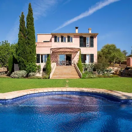 Spacious With Pool And Sea View In