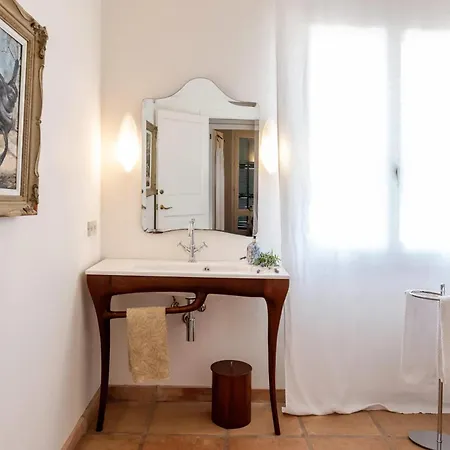 Spacious With Pool And Sea View In