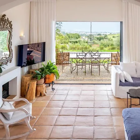 Spacious With Pool And Sea View In 别墅