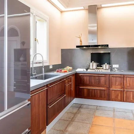 Spacious With Pool And Sea View In וילה